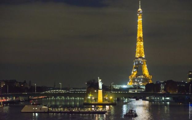 Seine River Cruise: 3-course Dinner, Eiffel Tower Illumination