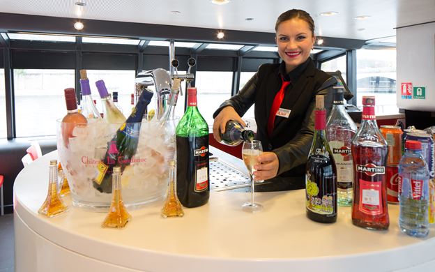 1-Hour Seine River Cruise With A Snack & Drink